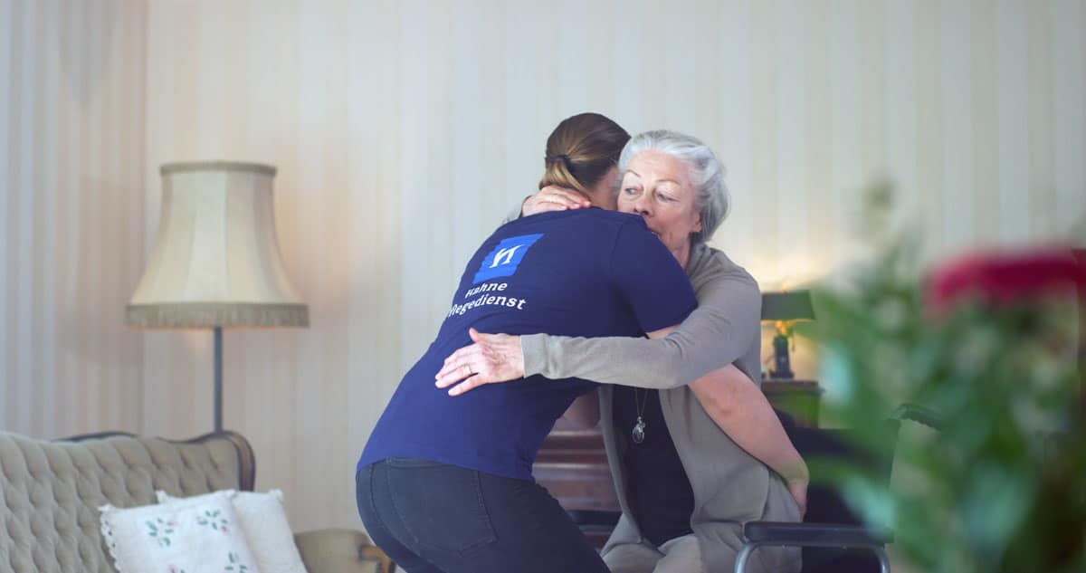 Hahne Pflegedienst, liebevolle Betreuung und Pflege im häuslichen Umfeld, Pflegekraft umarmt ältere Frau, emotionaler Moment, Unterstützung für pflegebedürftige Senioren, individuelle Pflege, Seniorenbetreuung, Pflegehilfsdienst.
