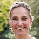 Ein freundliche Pflegekraft im Grünen, die Pflege- und Betreuungsdienste im häuslichen Umfeld anbietet.