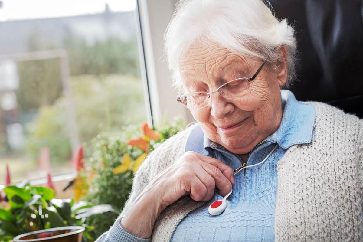 Seniorin mit Herzmonitor, liebevolle Pflege und Betreuung durch Hahne Pflegedienst, professionelle häusliche Pflege für ältere Menschen, individuelle Pflegekonzepte in der häuslichen Pflege.