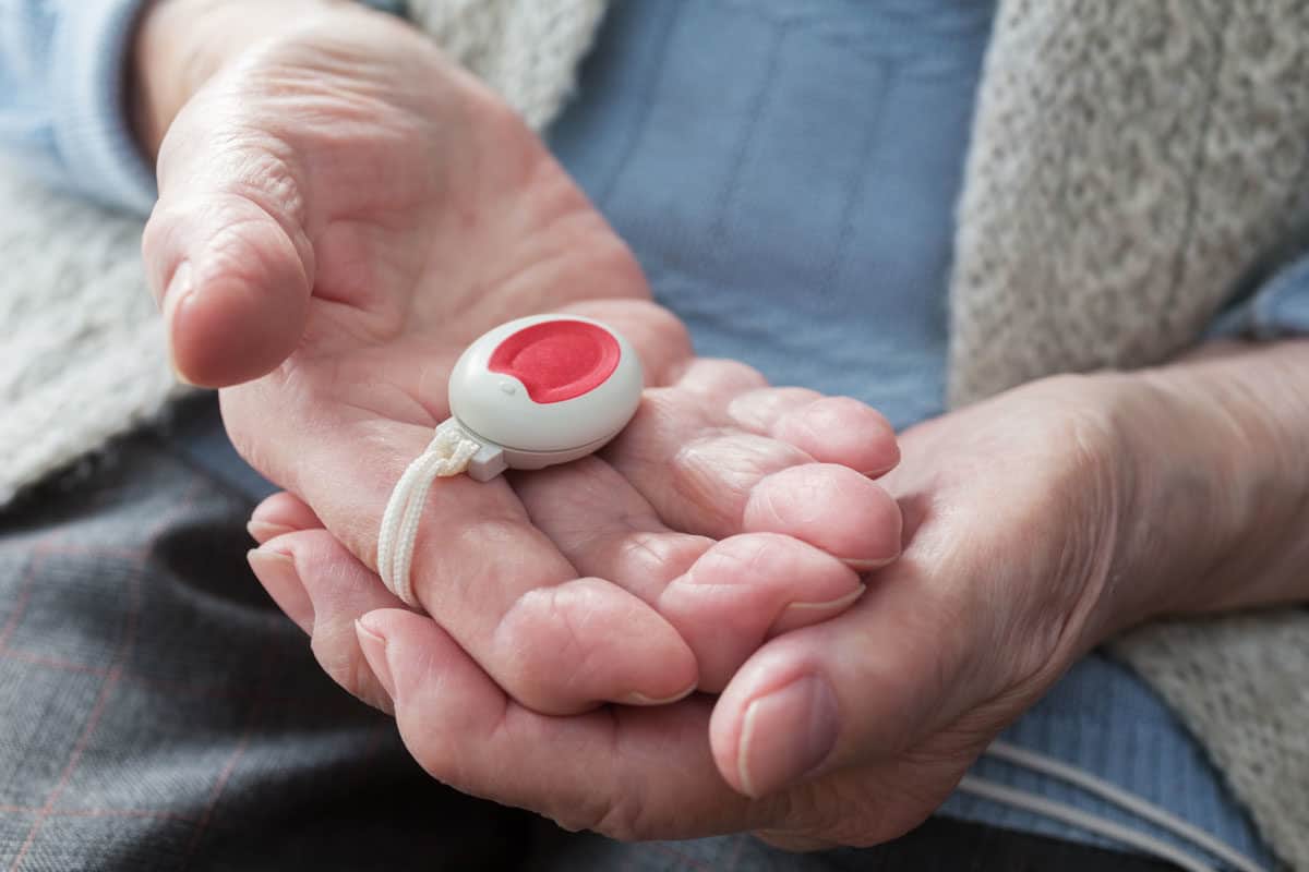 Sanfter Herzschrittmacher in der Hand eines älteren Menschen, symbolisiert Pflege und medizinische Betreuung.