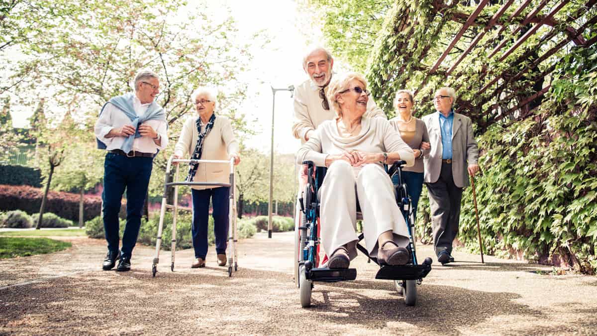 Freundliche altersgerechte Betreuung im Freien, inklusive Rollstuhl, bei Hahne Pflegedienst, Seniorenpflege, ambulante Pflege, Pflege zuhause, Seniorenbetreuung, qualifizierte Pflegekräfte, Hygienische Pflege und Unterstützung.