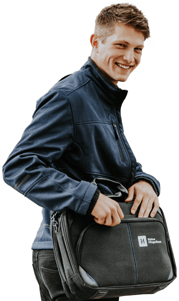 Pflegekraft mit Hahne Pflegedienst Tasche, freundliches Personal, professionelle ambulante Pflege, Betreuung älterer Menschen, zuverlässige Pflegeleistungen, modernes Pflegeteam, ambulante Pflegedienstleistungen, individuelle Pflegeangebote, Pflegefachpersonal, kompetente häusliche Pflege.