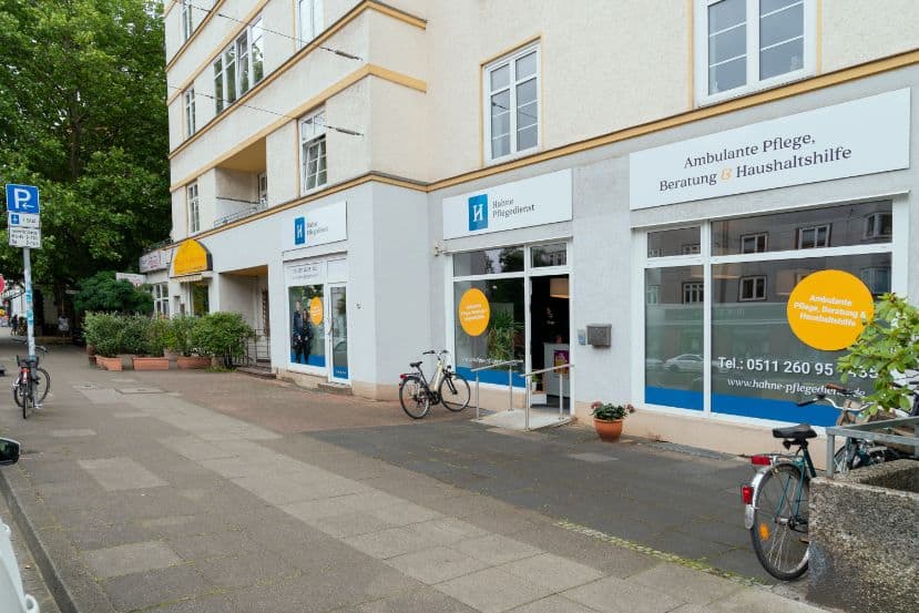 Hahne Pflegedienst Außenansicht mit Praxisschild, ambulante Pflege, Beratung und Haushaltshilfe im Stadtgebiet.