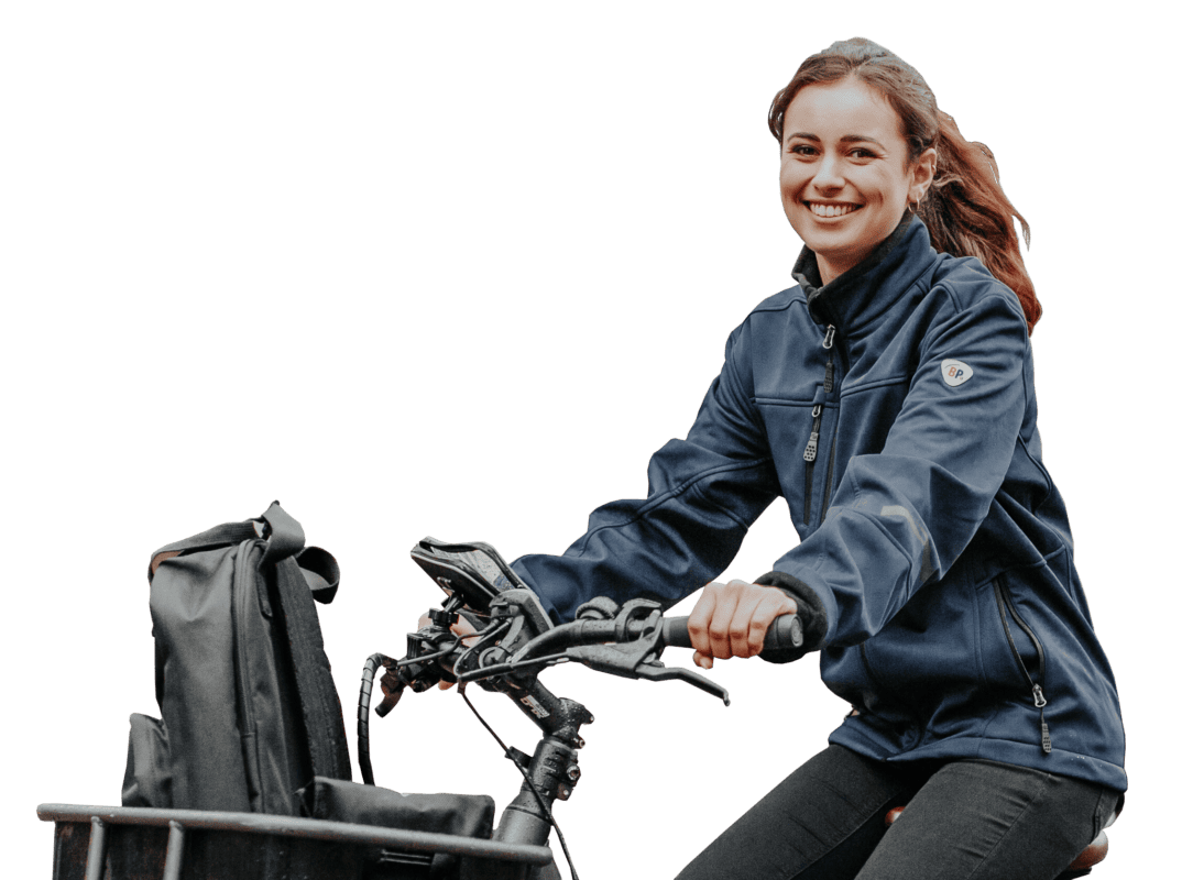 Fahrerin bei Hahne Pflegedienst mit Fahrrad, symbolisiert mobile Pflege und Betreuung für Senioren, vertrauensvoll und freundlich.