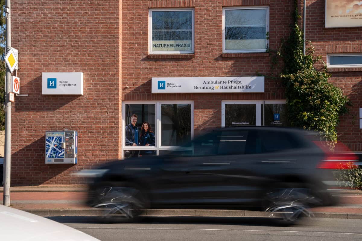 Hahne Pflegedienst Eingangsbereich mit Mitarbeitern und Praxisbeschilderung in einem modernen Pflegezentrum, spezialisiert auf ambulante Pflege, Beratung und Haushaltsunterstützung in Deutschland.