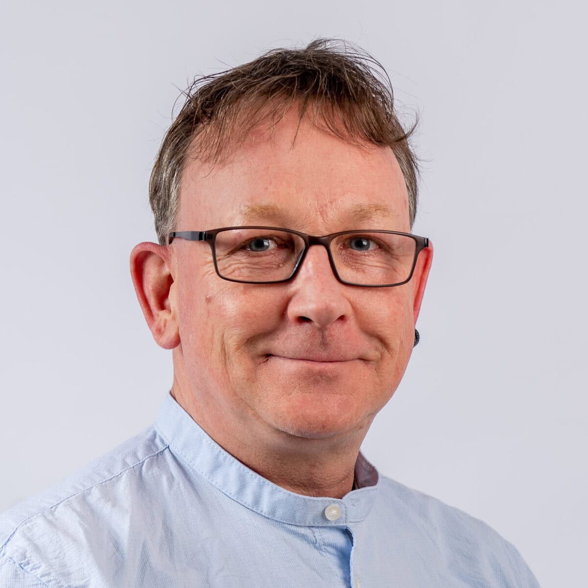 Pflegefachmann von Hahne Pflegedienst, freundliches Gesicht, professioneller Pflege-Service, vertrauenswürdiges Alten- und Krankenpflege-Team, individuelle Betreuung und Pflege in der häuslichen Pflege.